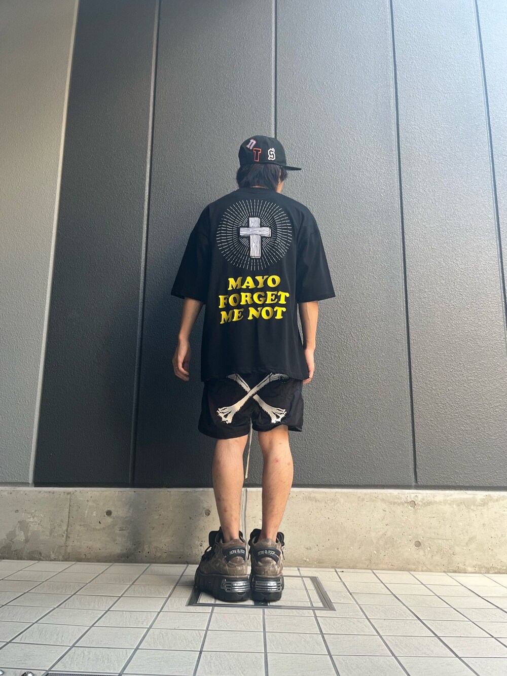ブラック系のTシャツ/カットソー、ブラック系のその他パンツ、ブラック系のキャップを着用したメンズの夏コーディネートの2枚目の写真