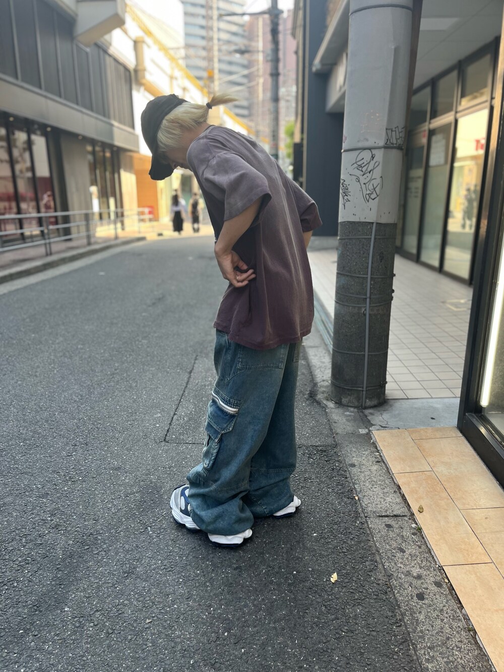 ブラウン系のTシャツ/カットソー、ブルー系のデニムパンツを着用したメンズの春コーディネートの3枚目の写真