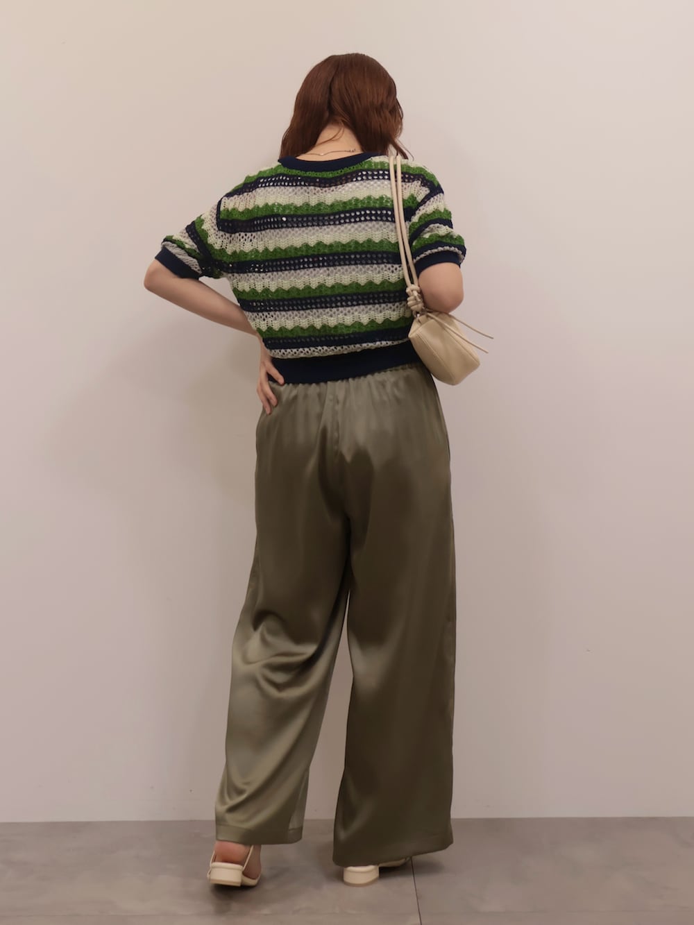 グリーン系のその他パンツ、ホワイト系のショルダーバッグ、ホワイト系のサンダルを着用したレディースの夏コーディネートの3枚目の写真