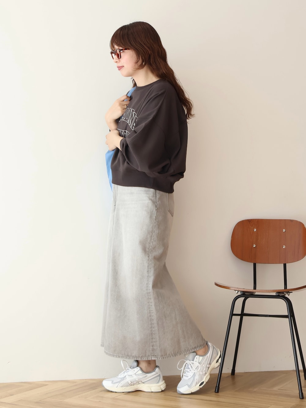 グレー系のスカート、グレー系のスウェットを着用したレディースの春コーディネートの2枚目の写真