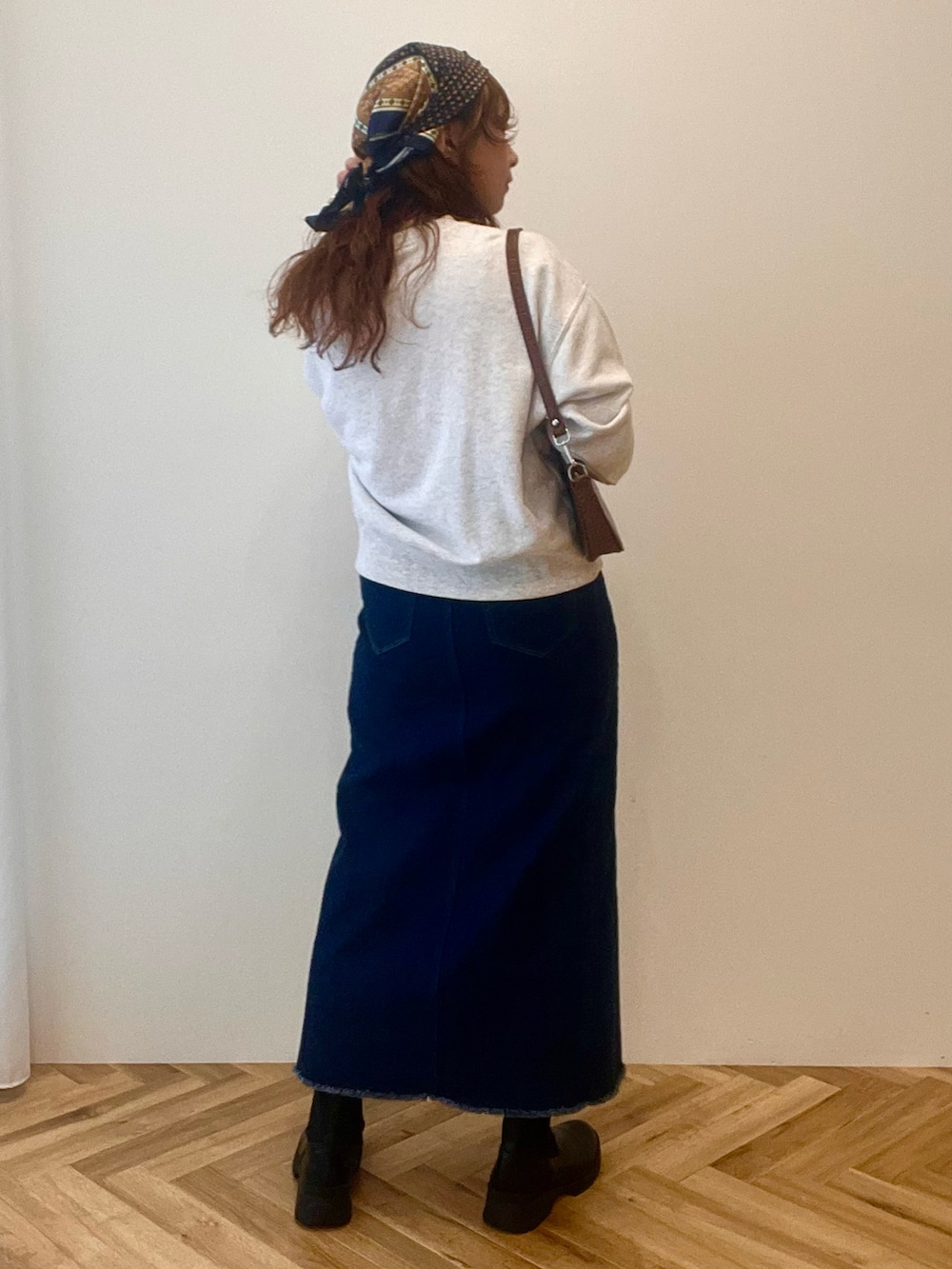ブルー系のスカート、グレー系のスウェット、ブルー系のバンダナ/スカーフを着用したレディースの秋コーディネートの4枚目の写真