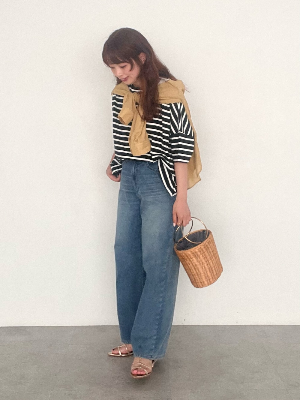 ブラック系のTシャツ/カットソー、イエロー系のシャツ/ブラウス、ブルー系のデニムパンツを着用したレディースの夏コーディネートの2枚目の写真