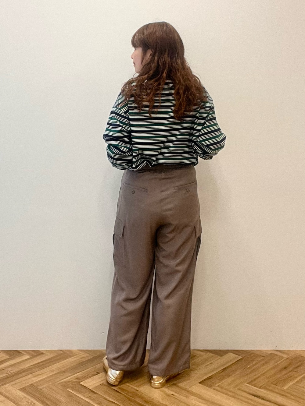 ブルー系のTシャツ/カットソー、ベージュ系のその他パンツを着用したレディースの秋コーディネートの3枚目の写真