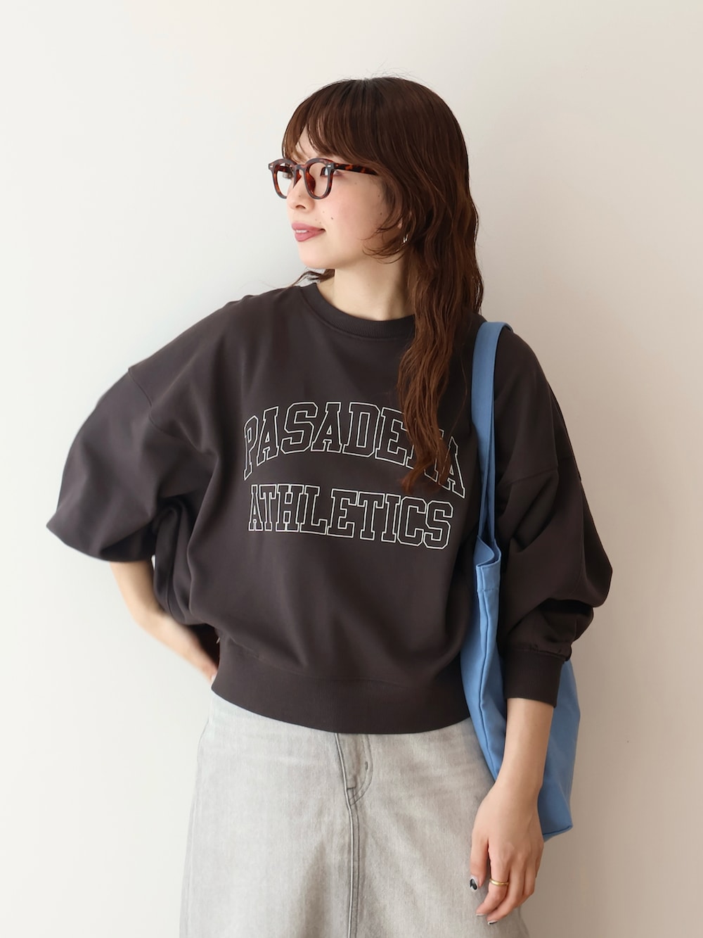 グレー系のスカート、グレー系のスウェットを着用したレディースの春コーディネートの5枚目の写真