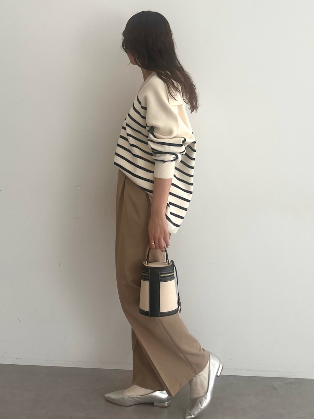 ホワイト系のニット/セーター、ベージュ系のその他パンツを着用したレディースの冬コーディネートの3枚目の写真