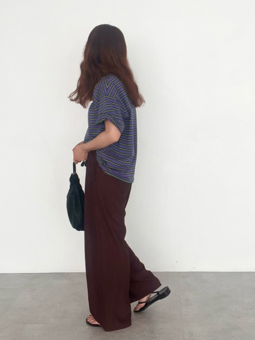 ブラウン系のその他パンツ、パープル系のTシャツ/カットソーを着用したレディースの夏コーディネートの2枚目の写真