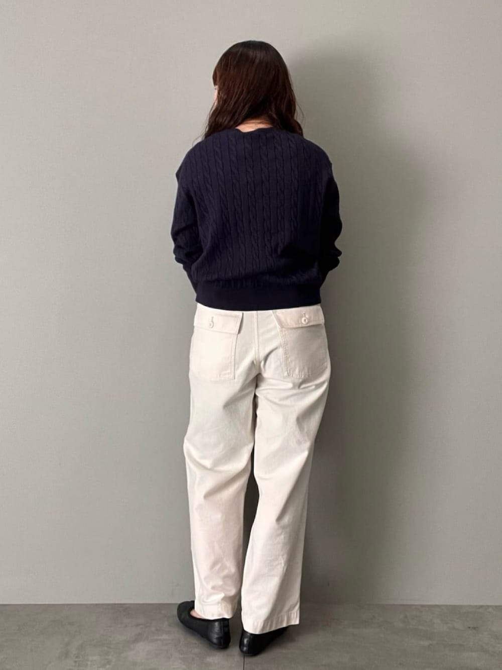 ブルー系のニット/セーター、ホワイト系のその他パンツを着用したレディースの冬コーディネートの2枚目の写真