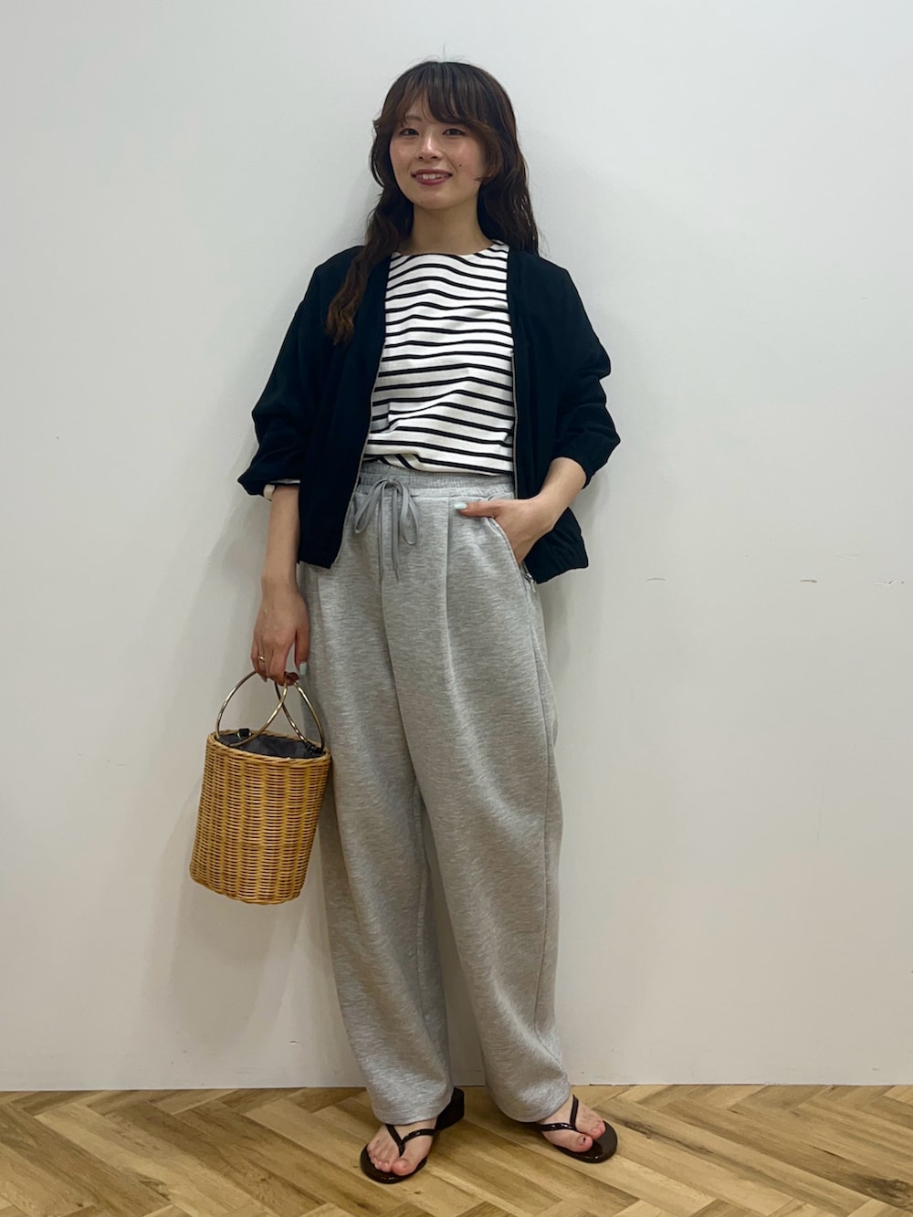 ブルー系のTシャツ/カットソー、ブラック系のその他アウター、グレー系のスウェットパンツを着用したレディースの冬コーディネートの2枚目の写真