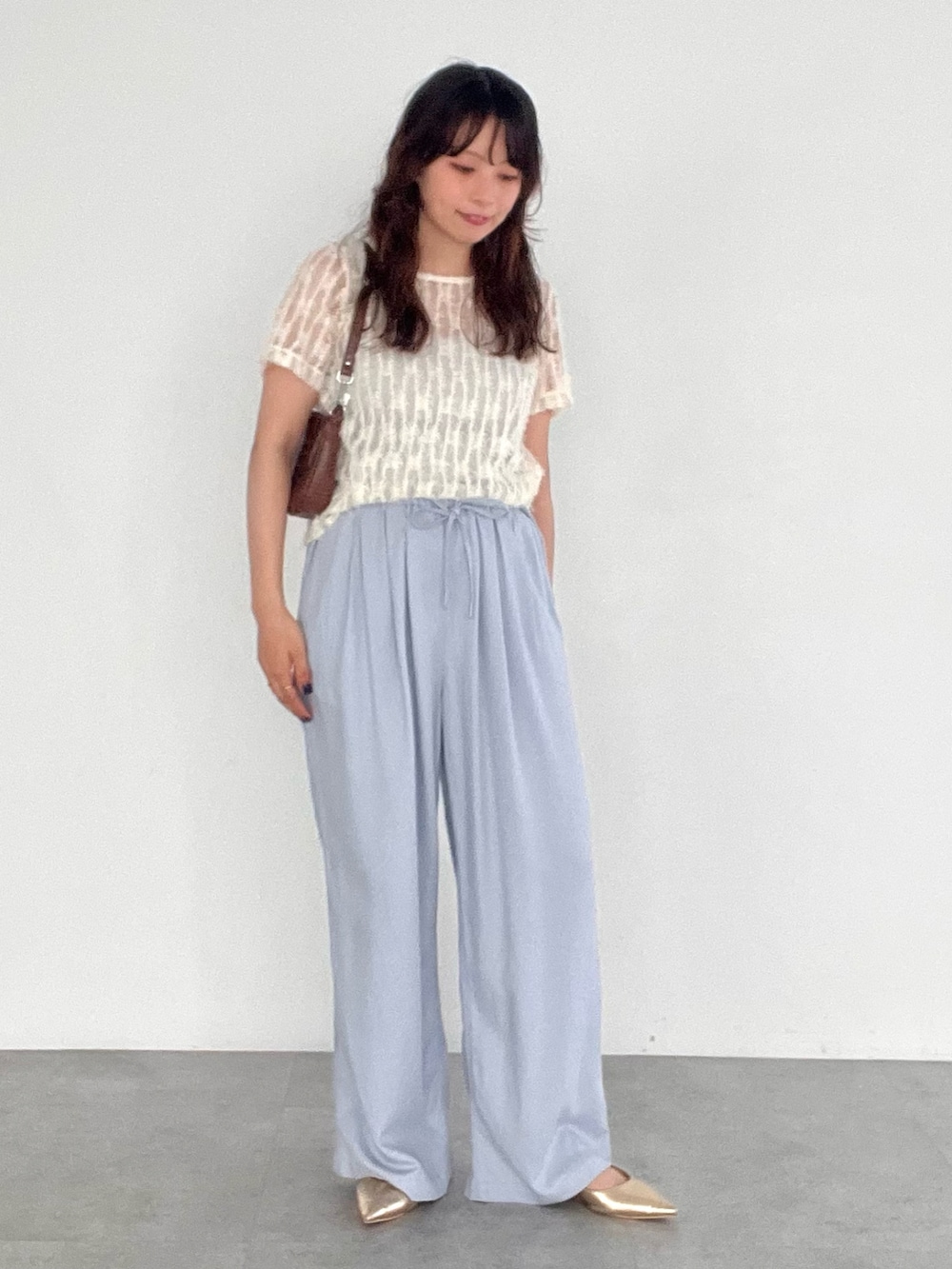 ブルー系のその他パンツ、ホワイト系のTシャツ/カットソーを着用したレディースの夏コーディネートの2枚目の写真