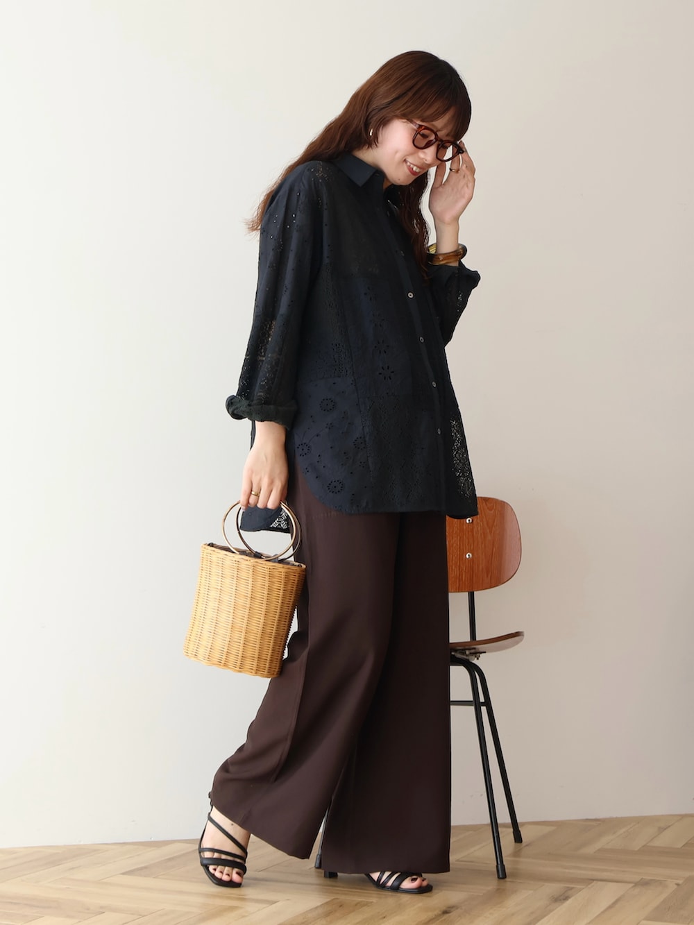 ブラウン系のその他パンツ、ブラック系のシャツ/ブラウスを着用したレディースの冬コーディネートの3枚目の写真