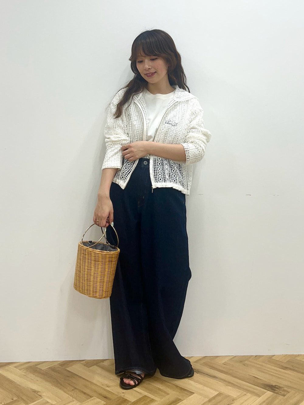 ホワイト系のシャツ/ブラウス、ブルー系のデニムパンツ、ホワイト系のTシャツ/カットソーを着用したレディースの冬コーディネートの2枚目の写真