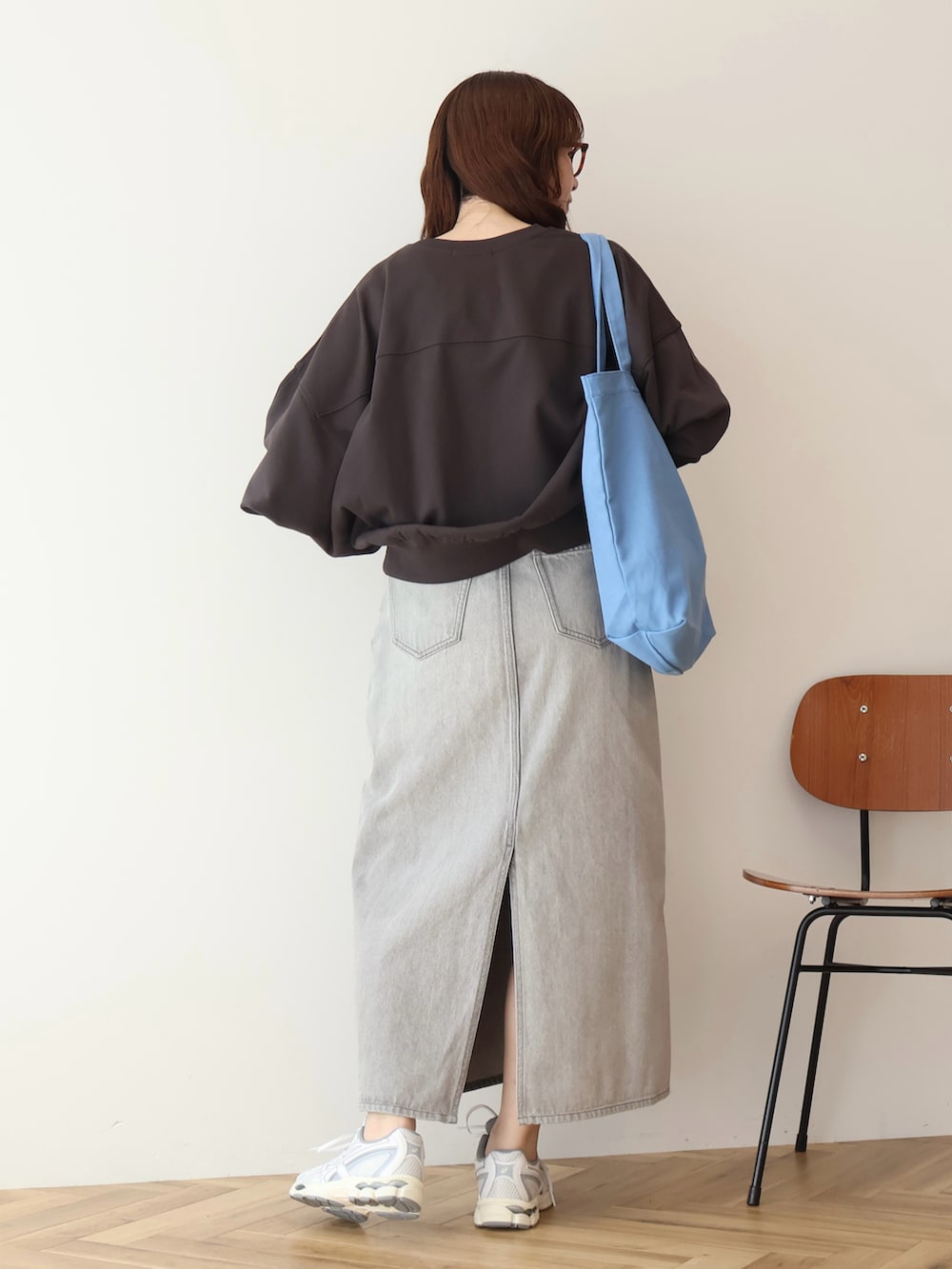 グレー系のスカート、グレー系のスウェットを着用したレディースの春コーディネートの3枚目の写真