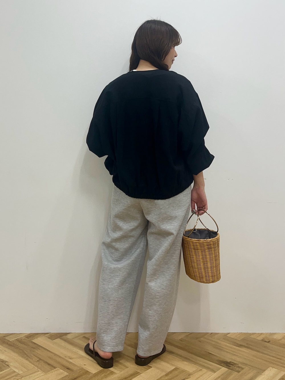 ブルー系のTシャツ/カットソー、ブラック系のその他アウター、グレー系のスウェットパンツを着用したレディースの冬コーディネートの3枚目の写真