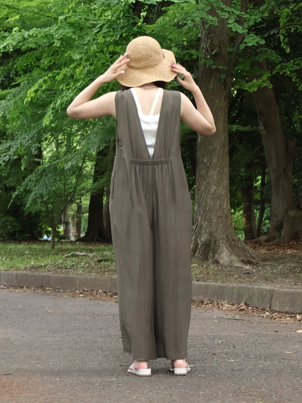 ホワイト系のタンクトップ、グリーン系のつなぎ/オールインワンを着用したレディースの夏コーディネートの3枚目の写真