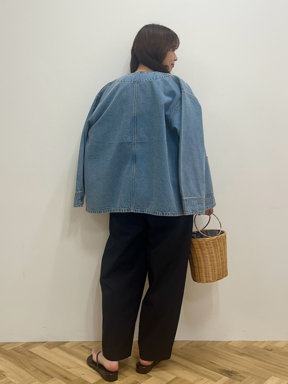 ブルー系のTシャツ/カットソー、ブルー系のデニムジャケット、ブラック系のその他パンツを着用したレディースの冬コーディネートの2枚目の写真