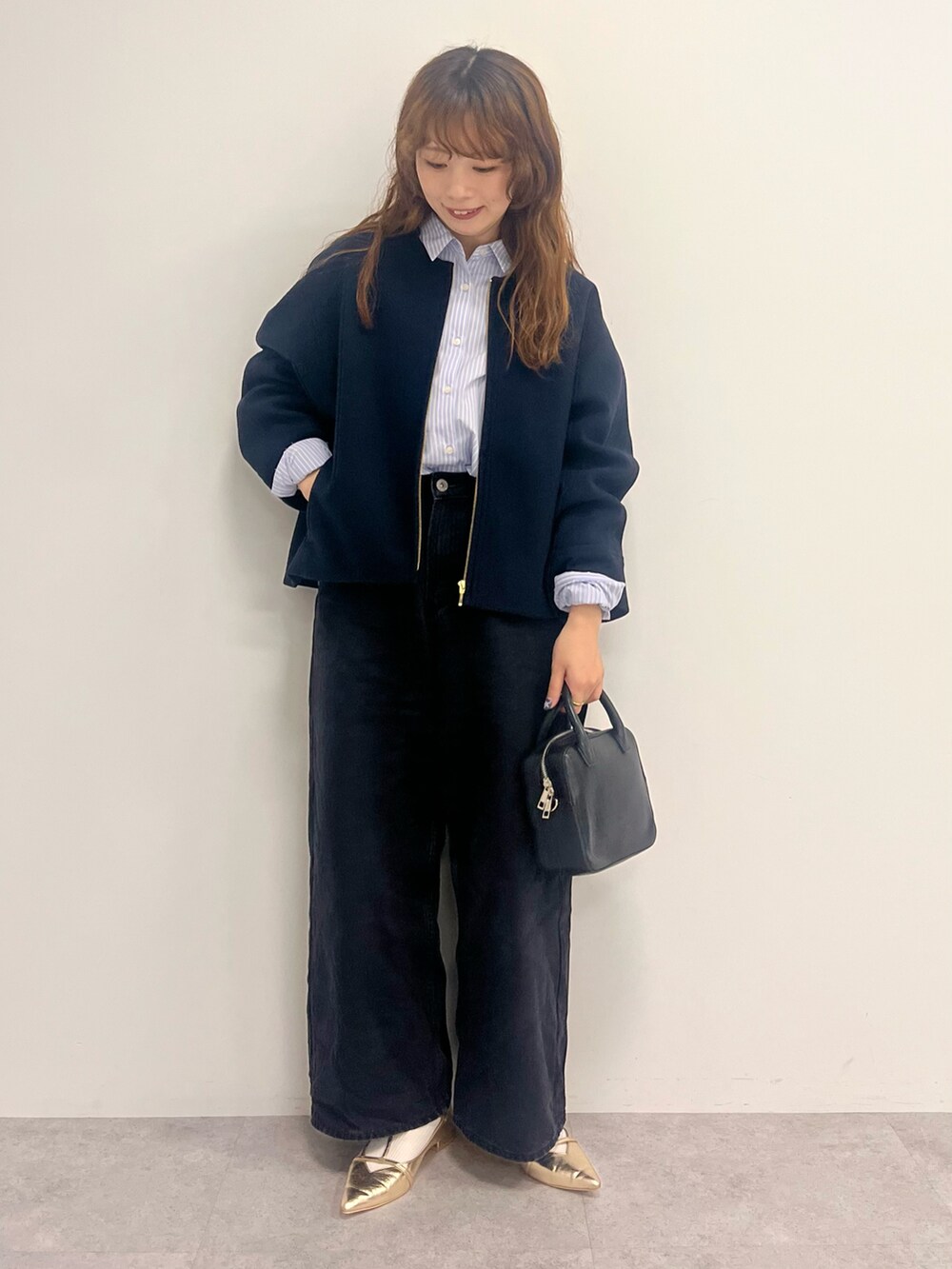 ブルー系のシャツ/ブラウス、ブルー系のその他アウター、ブラック系のデニムパンツを着用したレディースの秋コーディネートの2枚目の写真