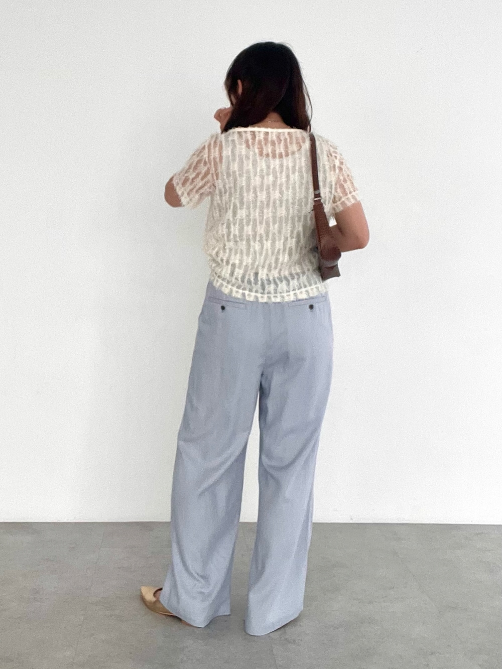 ブルー系のその他パンツ、ホワイト系のTシャツ/カットソーを着用したレディースの夏コーディネートの3枚目の写真