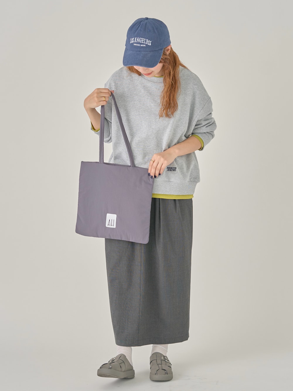 グレー系のモカシン/デッキシューズ、グレー系のスウェット、グレー系のトートバッグを着用したレディースの秋コーディネートの3枚目の写真