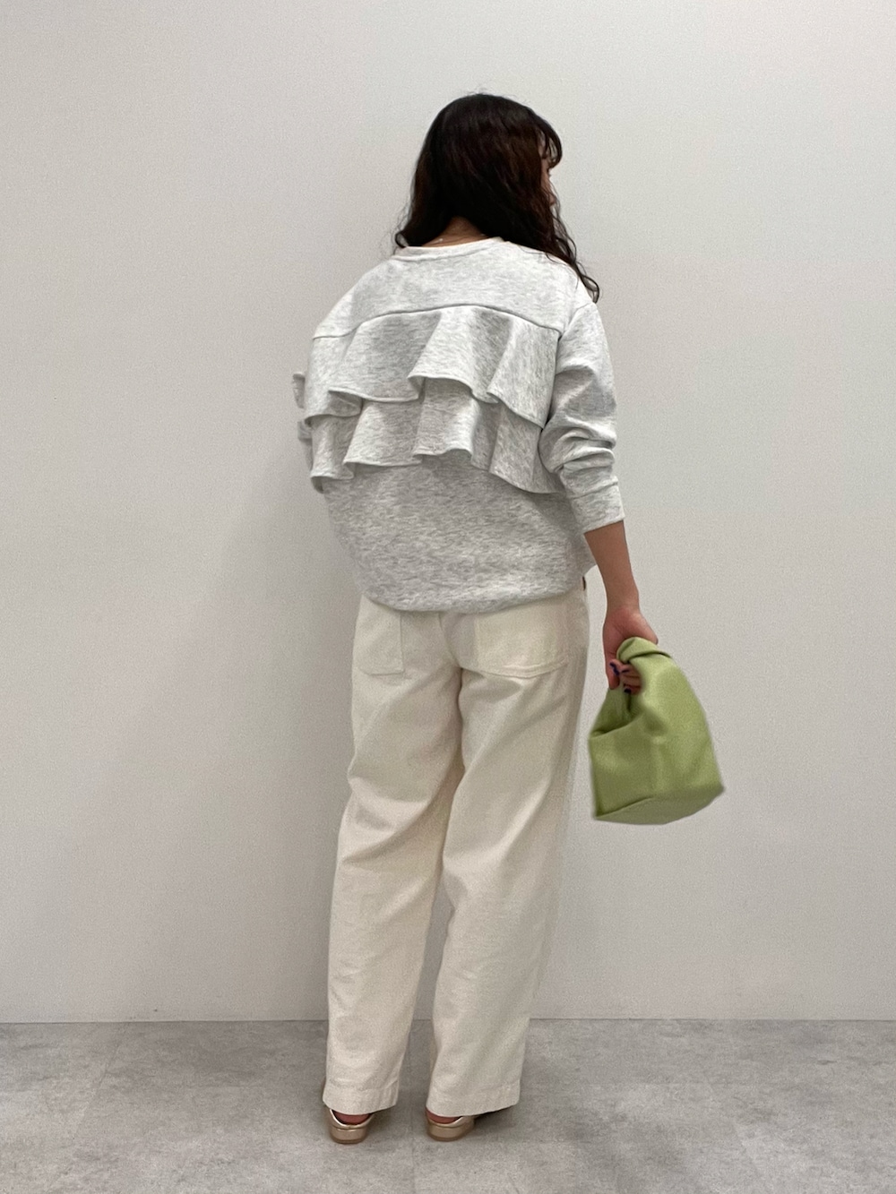 ベージュ系のスウェット、ホワイト系のその他パンツを着用したレディースの冬コーディネートの3枚目の写真