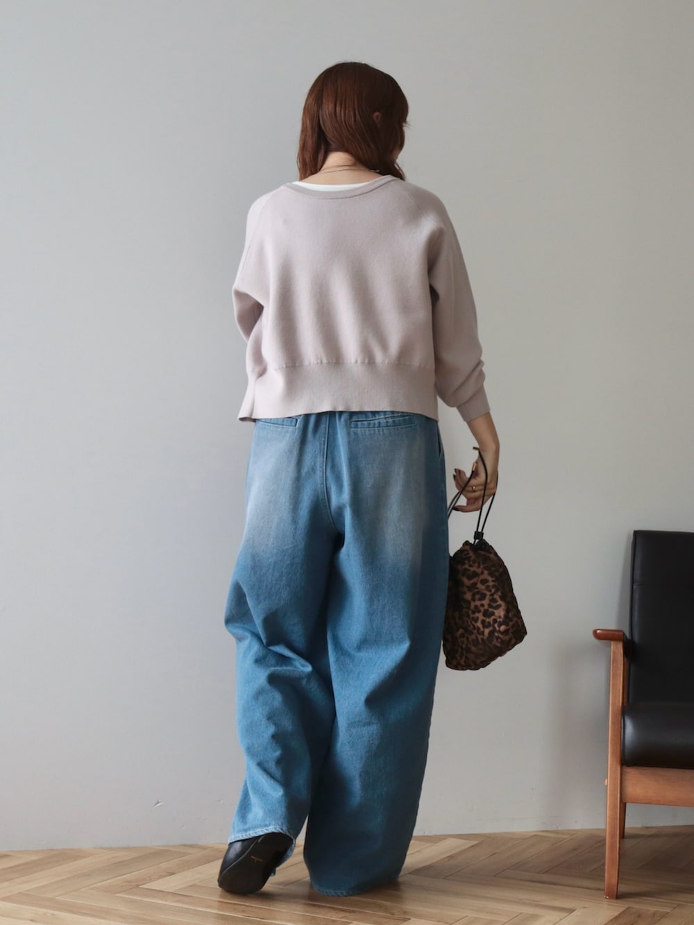 ブルー系のデニムパンツ、ベージュ系のカーディガン/ボレロ、その他のショルダーバッグを着用したレディースの秋コーディネートの2枚目の写真