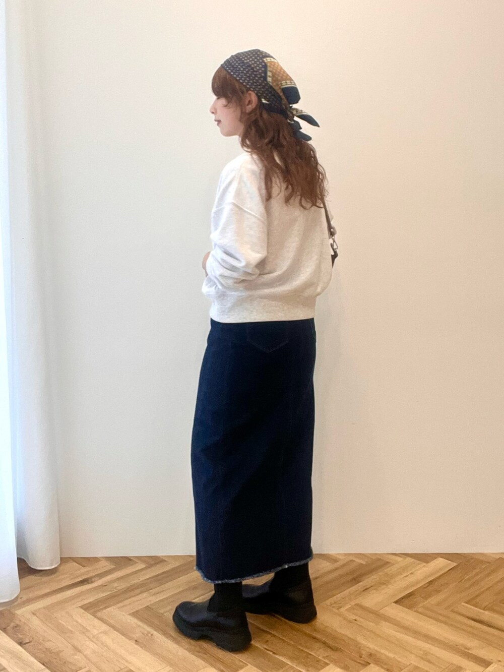 ブルー系のスカート、グレー系のスウェット、ブルー系のバンダナ/スカーフを着用したレディースの秋コーディネートの3枚目の写真