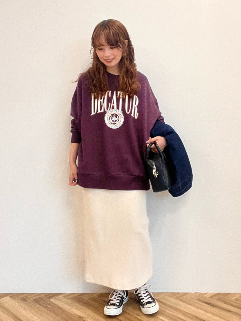 ブラウン系のスウェット、ブルー系のデニムジャケット、ホワイト系のスカートを着用したレディースの秋コーディネートの4枚目の写真