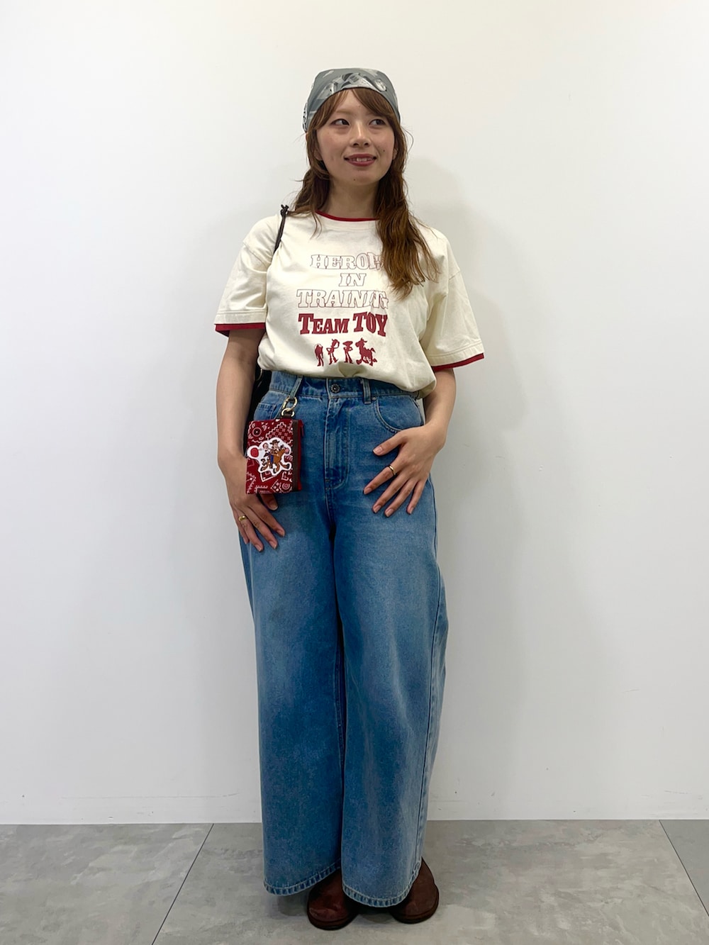 ブラウン系のショルダーバッグ、ブラウン系のその他シューズ、ホワイト系のTシャツ/カットソーを着用したレディースの夏コーディネートの3枚目の写真