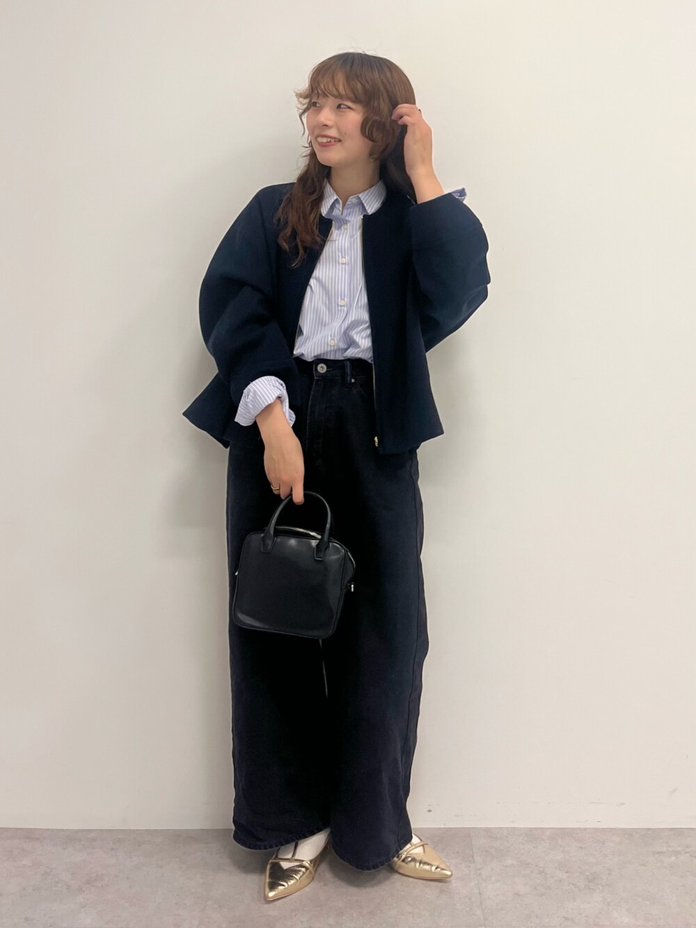 ブルー系のシャツ/ブラウス、ブルー系のその他アウター、ブラック系のデニムパンツを着用したレディースの秋コーディネートの3枚目の写真