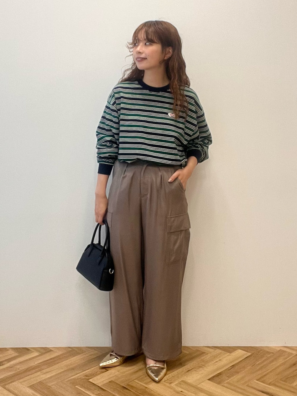ブルー系のTシャツ/カットソー、ベージュ系のその他パンツを着用したレディースの秋コーディネートの2枚目の写真