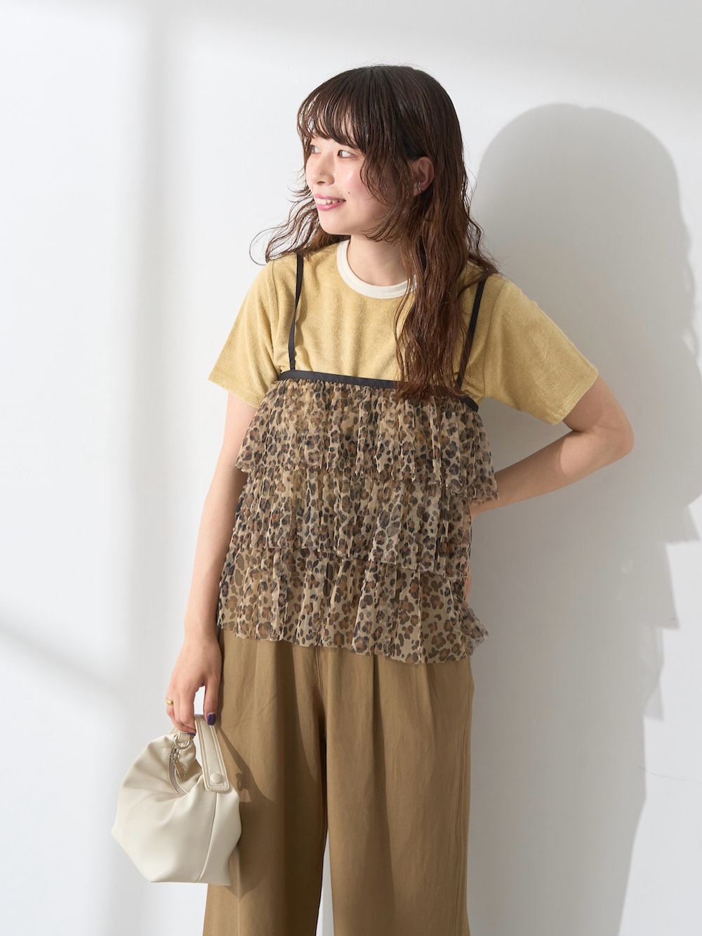 イエロー系のTシャツ/カットソー、その他のキャミソール、グリーン系のその他パンツを着用したレディースの夏コーディネートの3枚目の写真