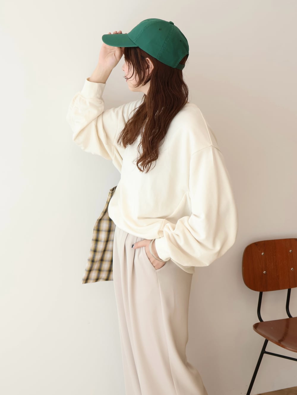 ホワイト系のスウェット、グリーン系のキャップを着用したレディースの春コーディネートの5枚目の写真