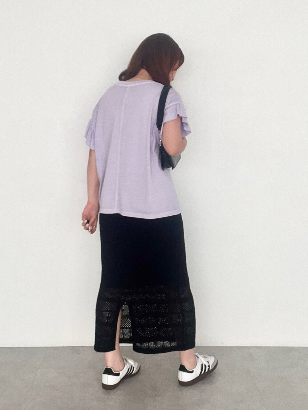 パープル系のTシャツ/カットソー、ブラック系のスカートを着用したレディースの夏コーディネートの3枚目の写真