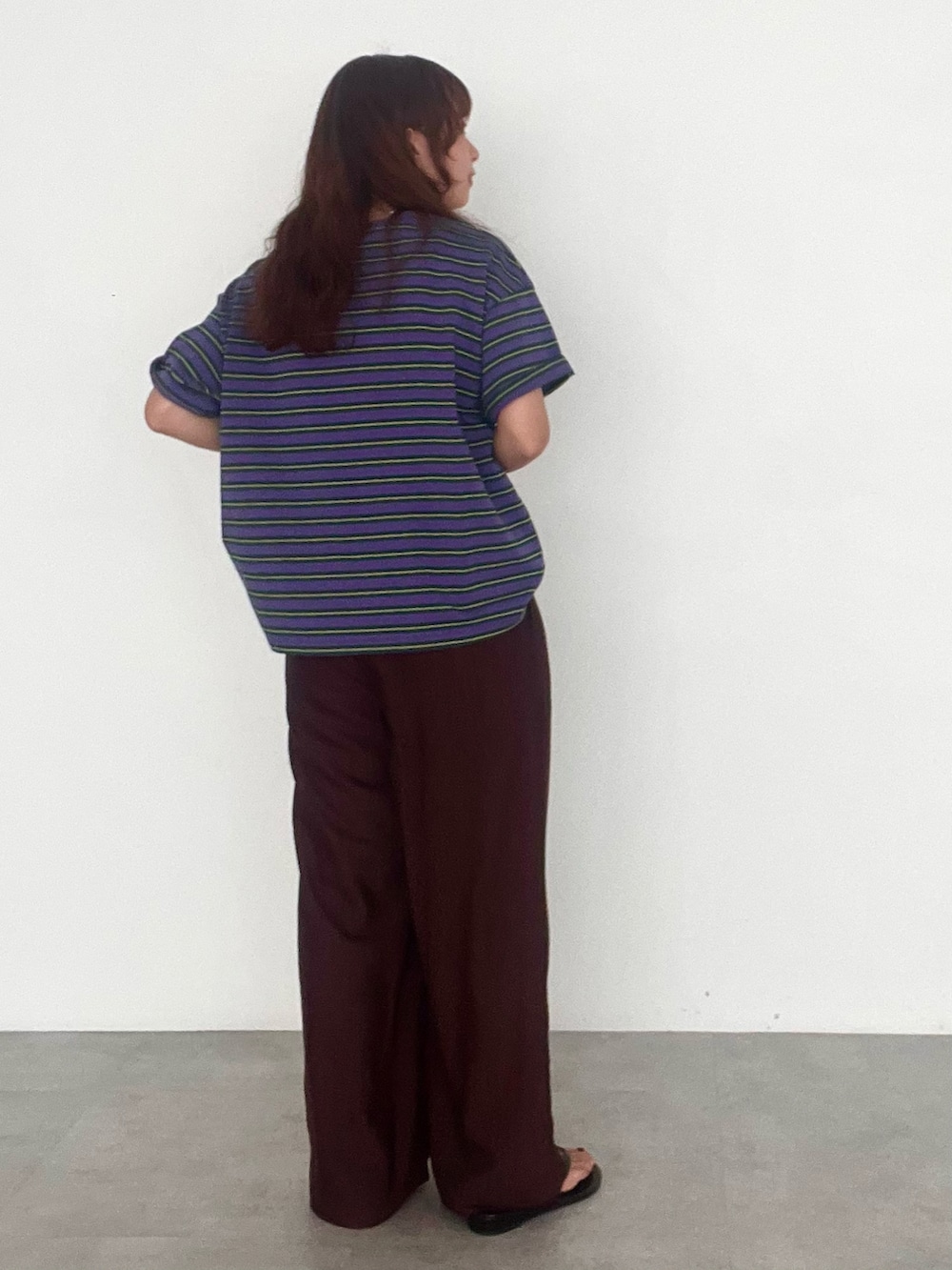 ブラウン系のその他パンツ、パープル系のTシャツ/カットソーを着用したレディースの夏コーディネートの3枚目の写真