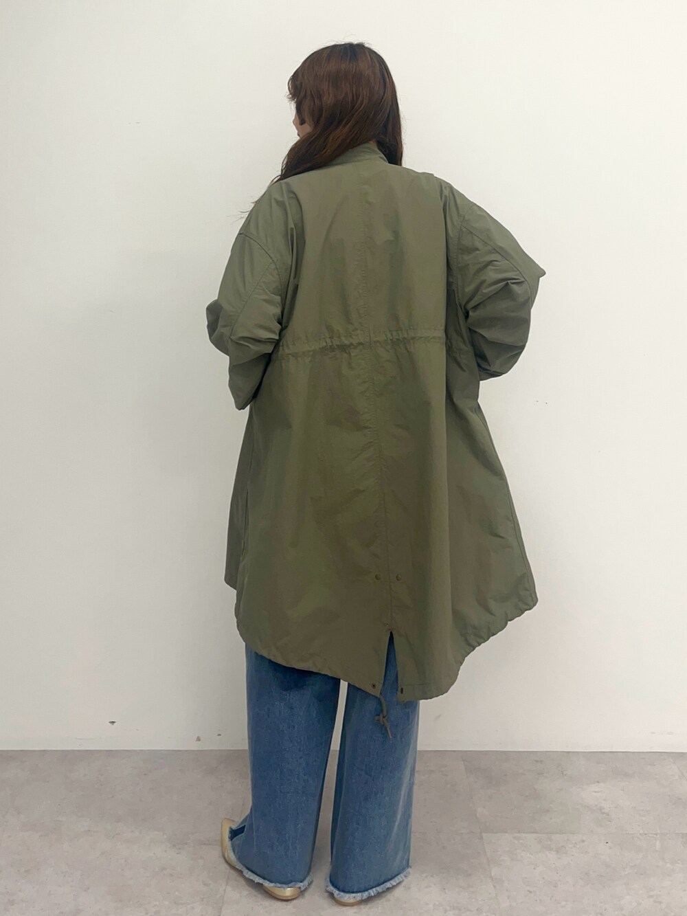 ブルー系のデニムパンツ、グリーン系のその他アウターを着用したレディースの秋コーディネートの4枚目の写真