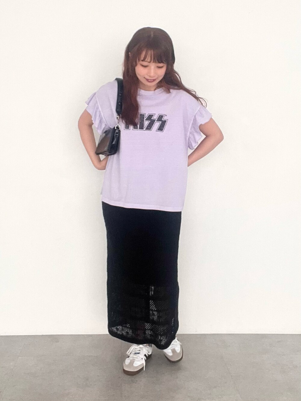 パープル系のTシャツ/カットソー、ブラック系のスカートを着用したレディースの夏コーディネートの2枚目の写真