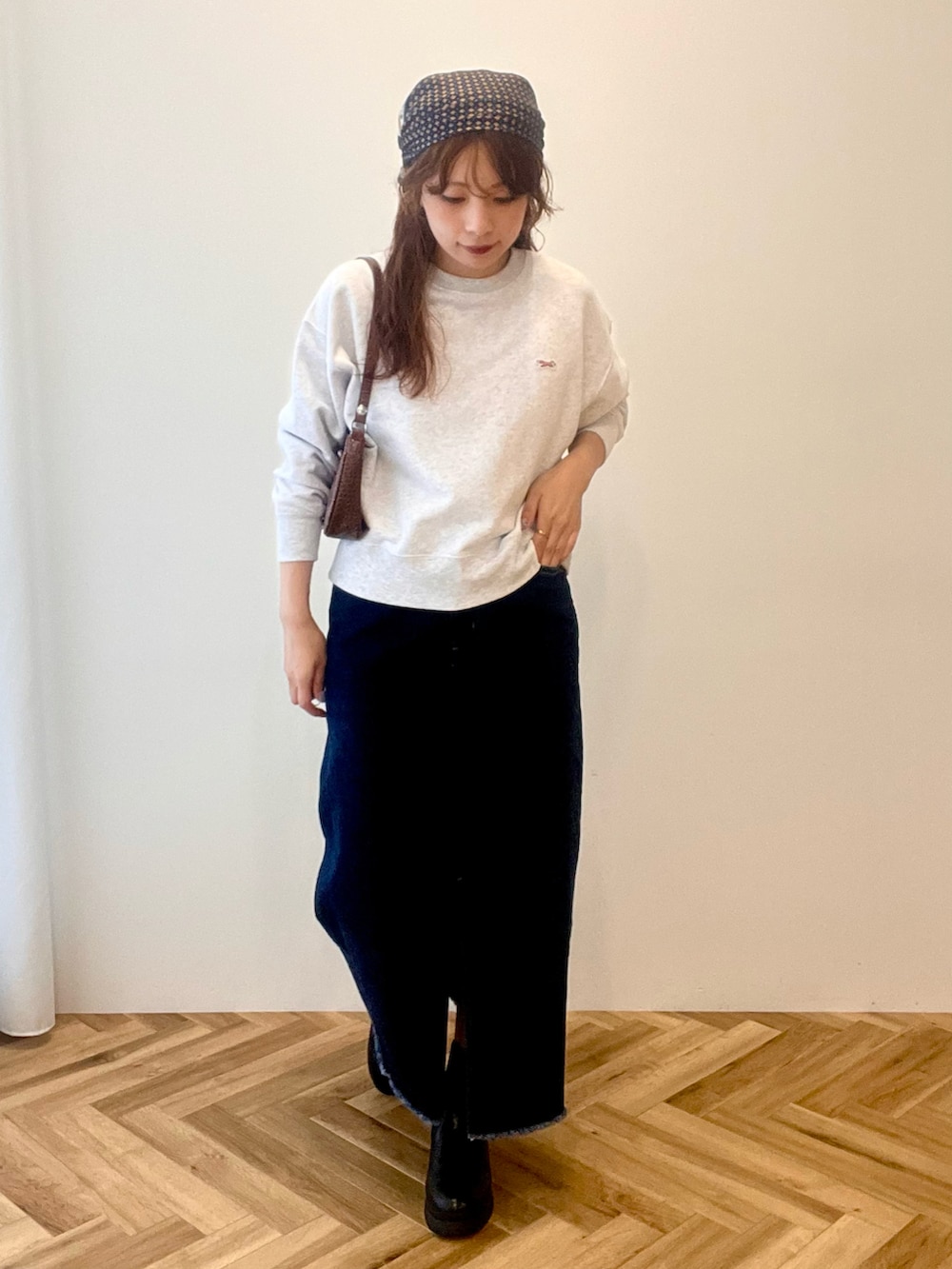 ブルー系のスカート、グレー系のスウェット、ブルー系のバンダナ/スカーフを着用したレディースの秋コーディネートの2枚目の写真