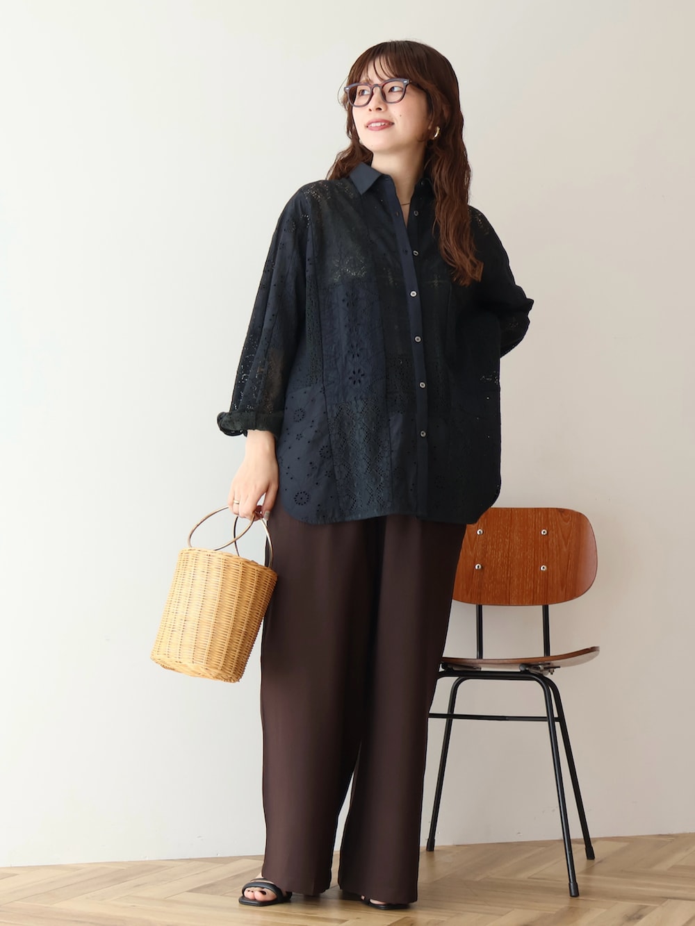 ブラウン系のその他パンツ、ブラック系のシャツ/ブラウスを着用したレディースの冬コーディネートの2枚目の写真