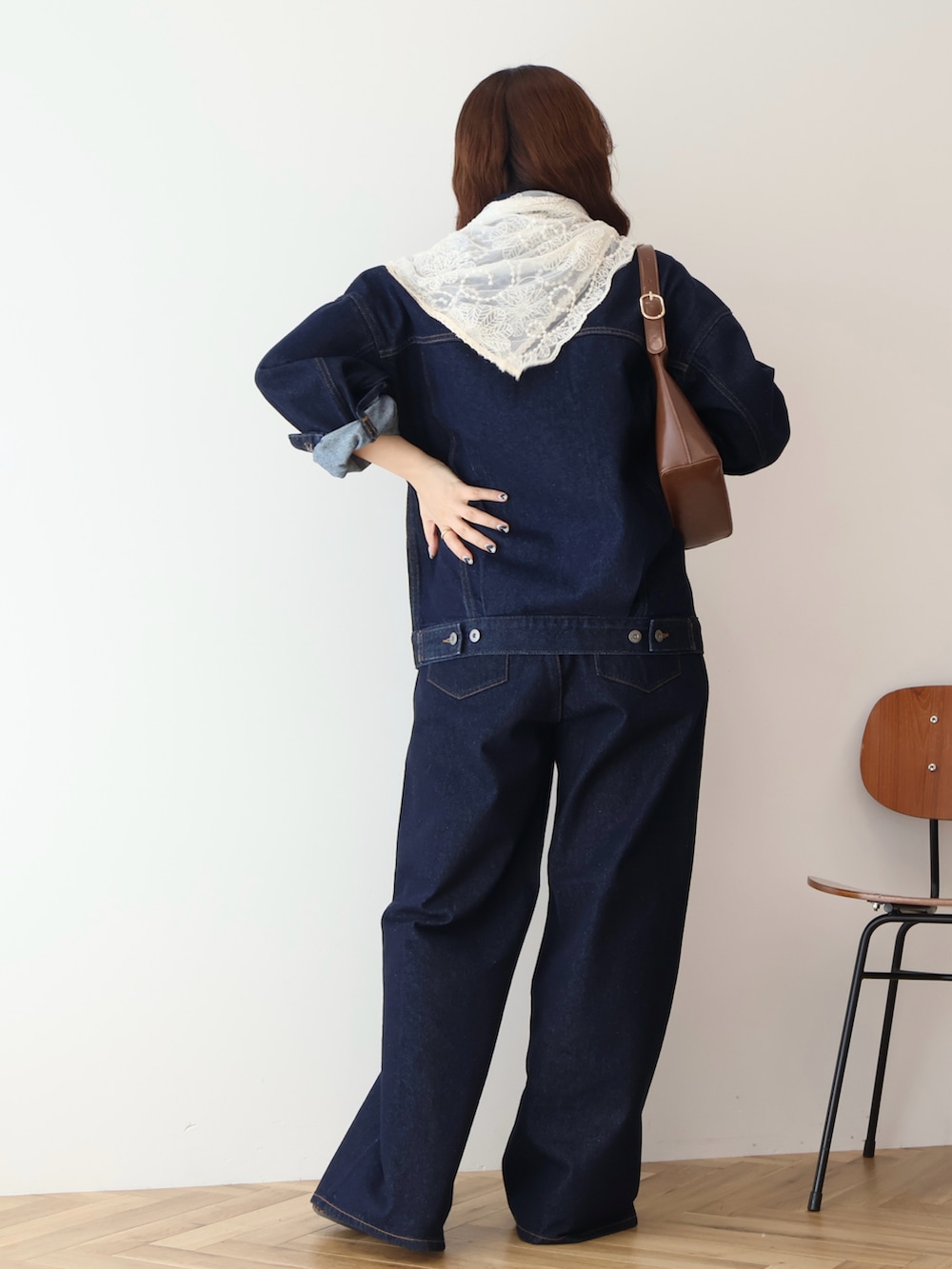 ブルー系のデニムジャケット、ブルー系のデニムパンツ、その他のパンプスを着用したレディースの春コーディネートの3枚目の写真