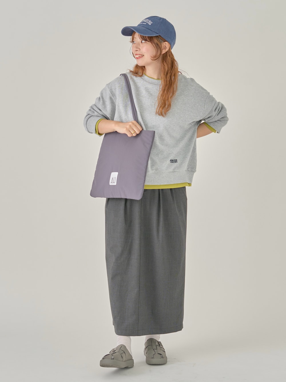 グレー系のモカシン/デッキシューズ、グレー系のスウェット、グレー系のトートバッグを着用したレディースの秋コーディネートの2枚目の写真