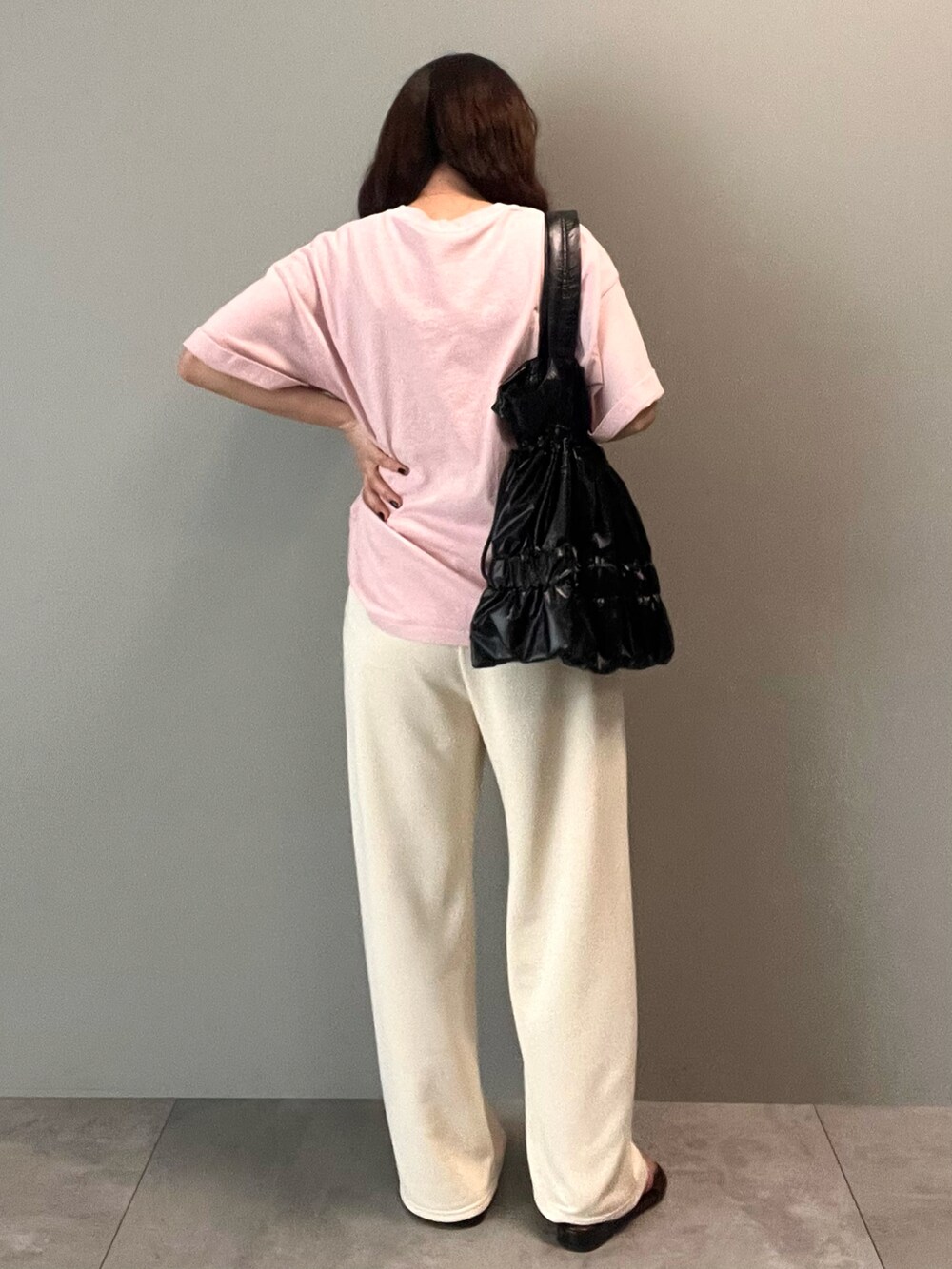ホワイト系のその他パンツ、ピンク系のTシャツ/カットソー、ブラック系のショルダーバッグを着用したレディースの春コーディネートの3枚目の写真