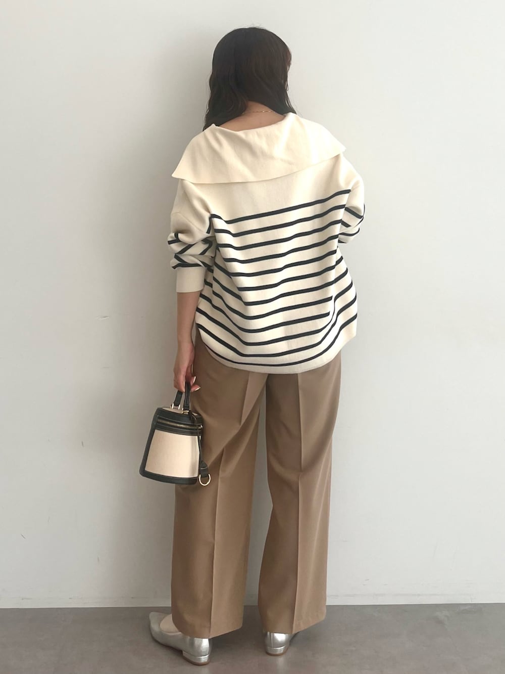 ホワイト系のニット/セーター、ベージュ系のその他パンツを着用したレディースの冬コーディネートの4枚目の写真