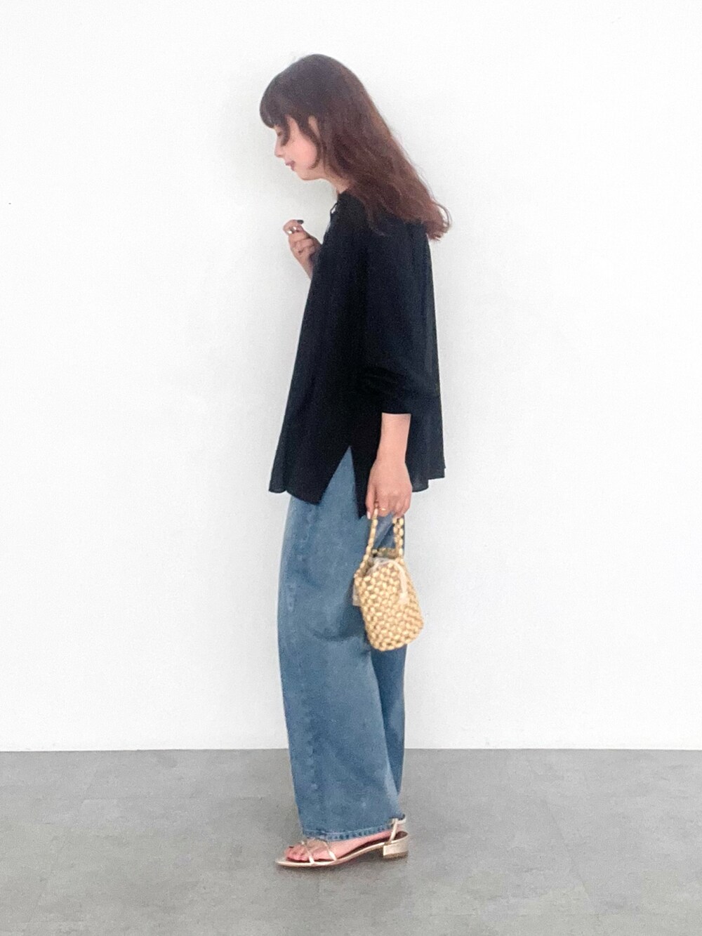 ブルー系のデニムパンツ、ブラック系のシャツ/ブラウスを着用したレディースの秋コーディネートの3枚目の写真