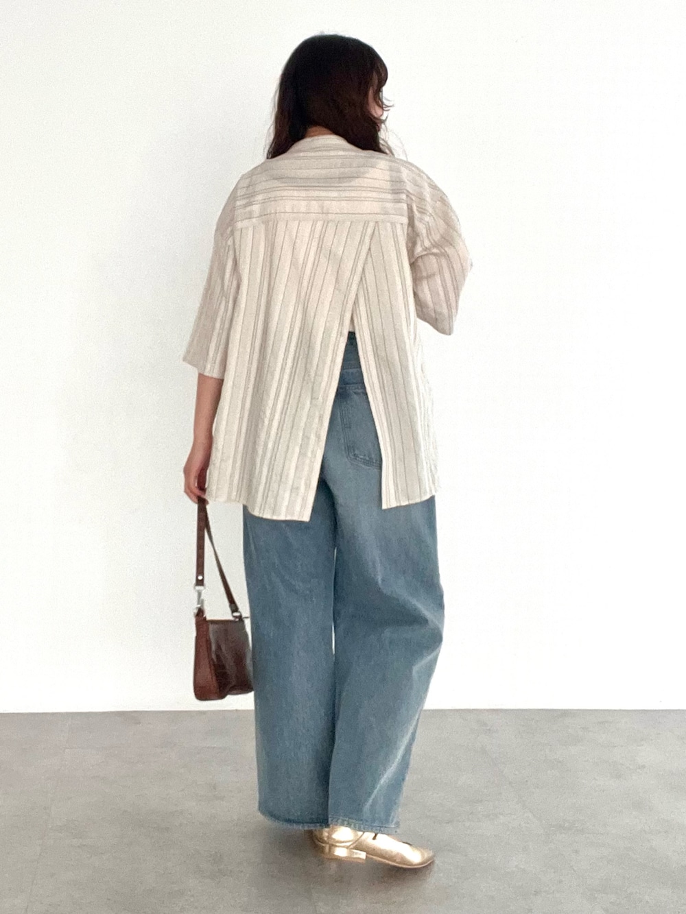 ブルー系のデニムパンツ、ホワイト系のタンクトップ、ホワイト系のシャツ/ブラウスを着用したレディースの夏コーディネートの3枚目の写真