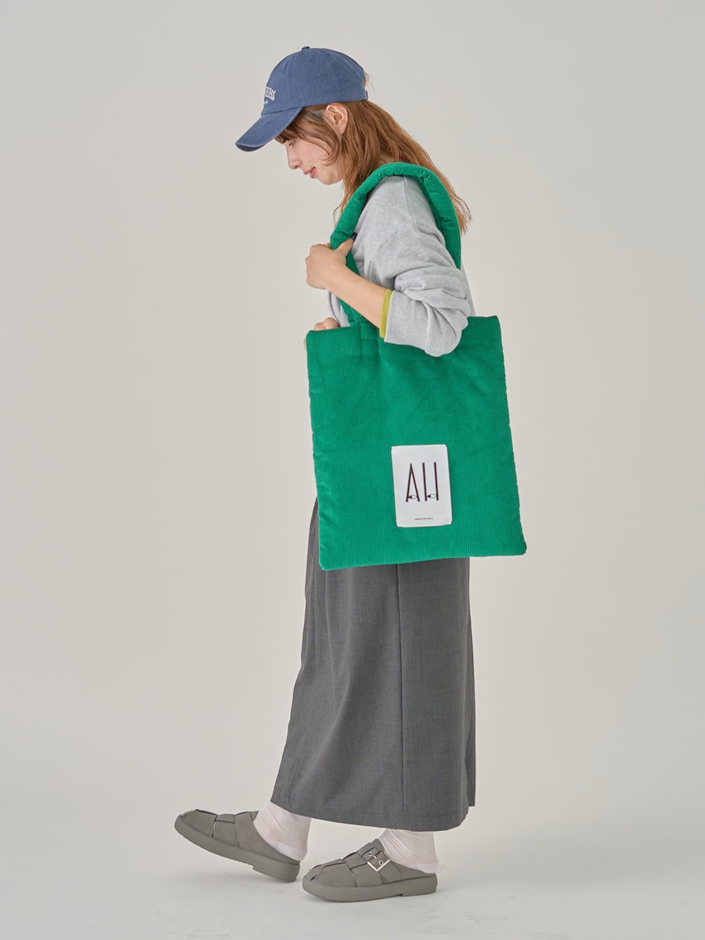 グレー系のモカシン/デッキシューズ、グレー系のスウェット、グレー系のトートバッグを着用したレディースの秋コーディネートの4枚目の写真