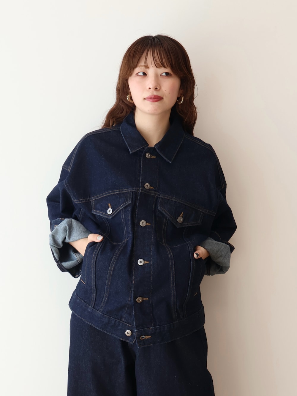 ブルー系のデニムジャケット、ブルー系のデニムパンツ、その他のパンプスを着用したレディースの春コーディネートの4枚目の写真