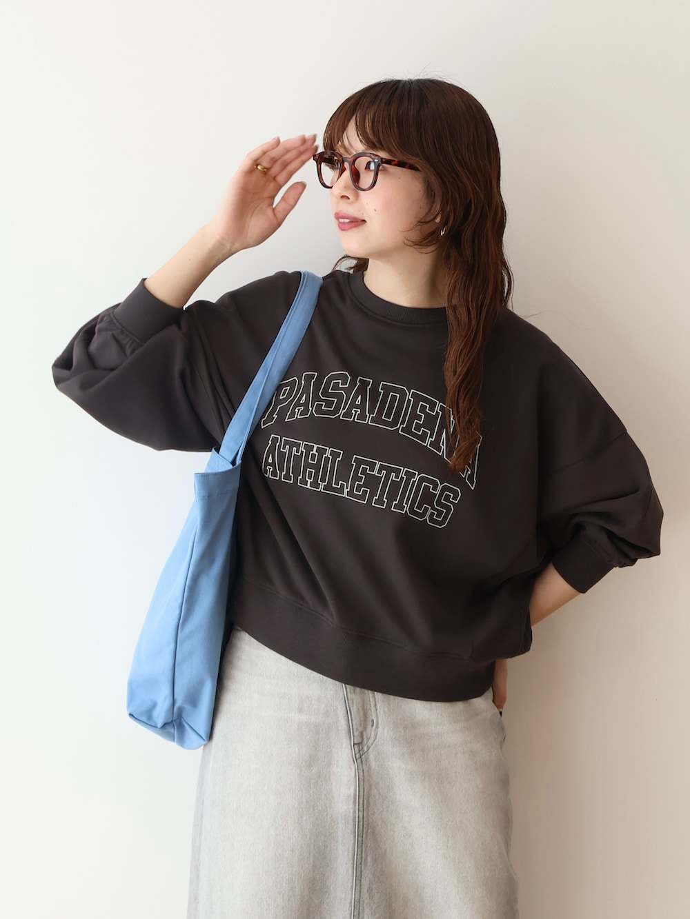 グレー系のスカート、グレー系のスウェットを着用したレディースの春コーディネートの4枚目の写真