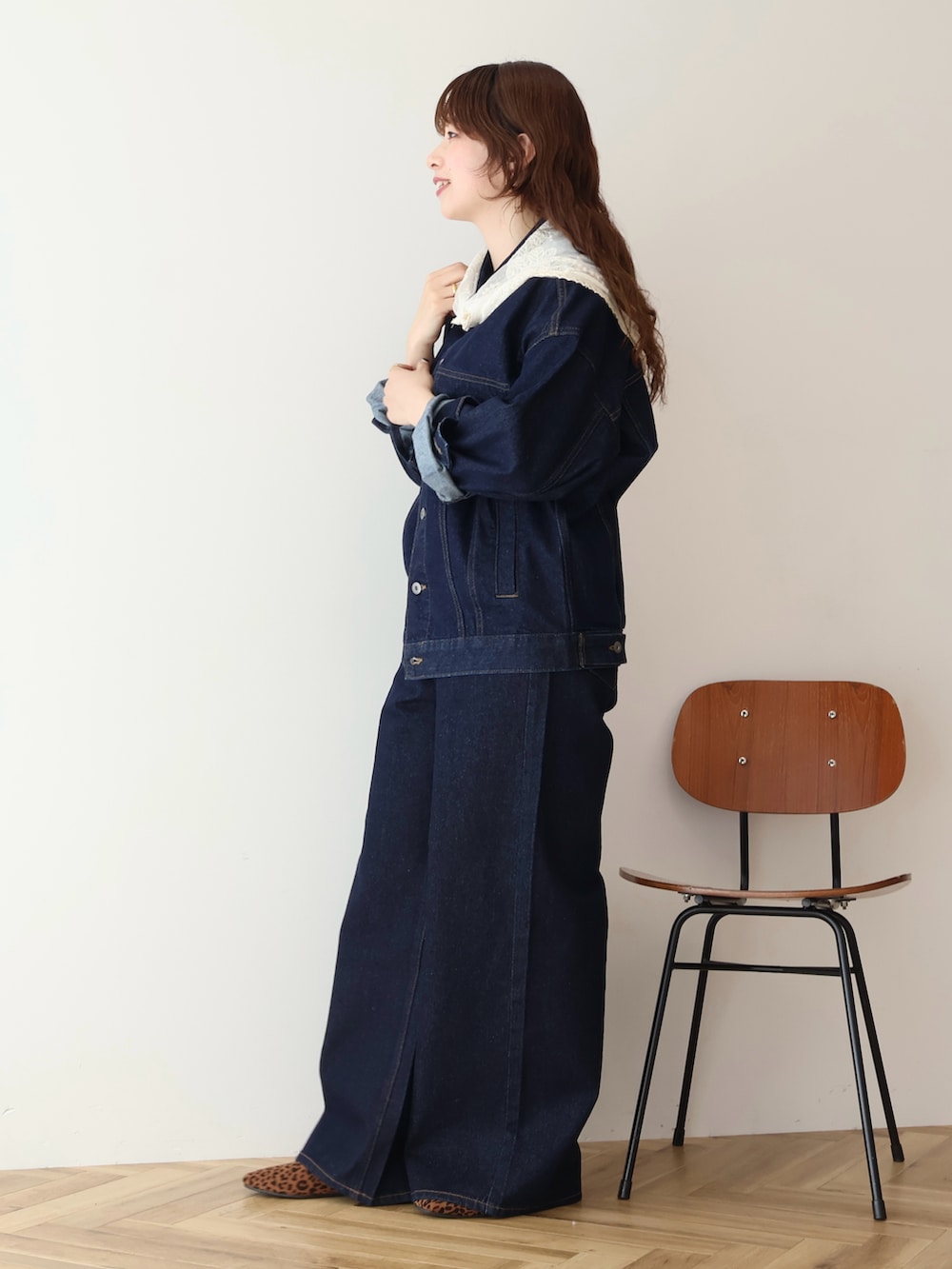 ブルー系のデニムジャケット、ブルー系のデニムパンツ、その他のパンプスを着用したレディースの春コーディネートの2枚目の写真