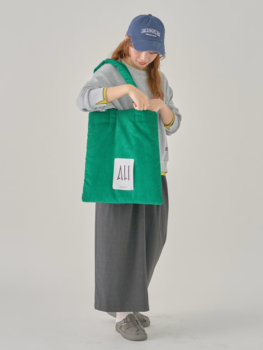 グレー系のモカシン/デッキシューズ、グレー系のスウェット、グレー系のトートバッグを着用したレディースの秋コーディネートの5枚目の写真