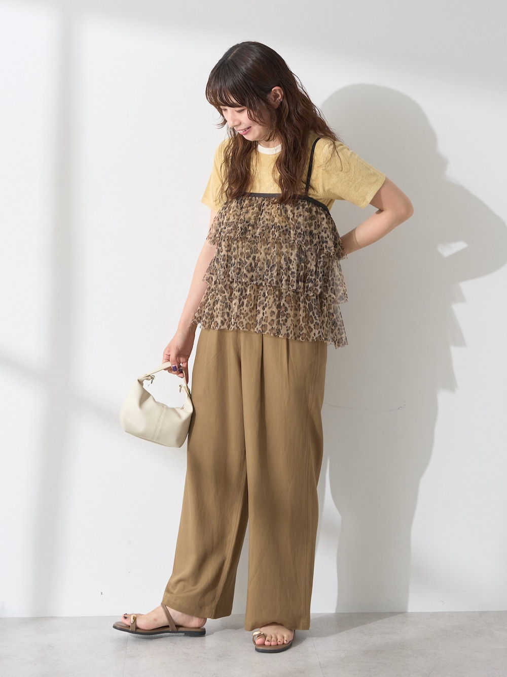 イエロー系のTシャツ/カットソー、その他のキャミソール、グリーン系のその他パンツを着用したレディースの夏コーディネートの2枚目の写真