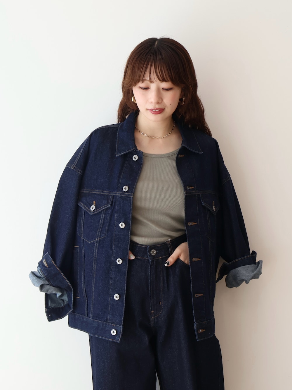 ブルー系のデニムジャケット、ブルー系のデニムパンツ、その他のパンプスを着用したレディースの春コーディネートの5枚目の写真